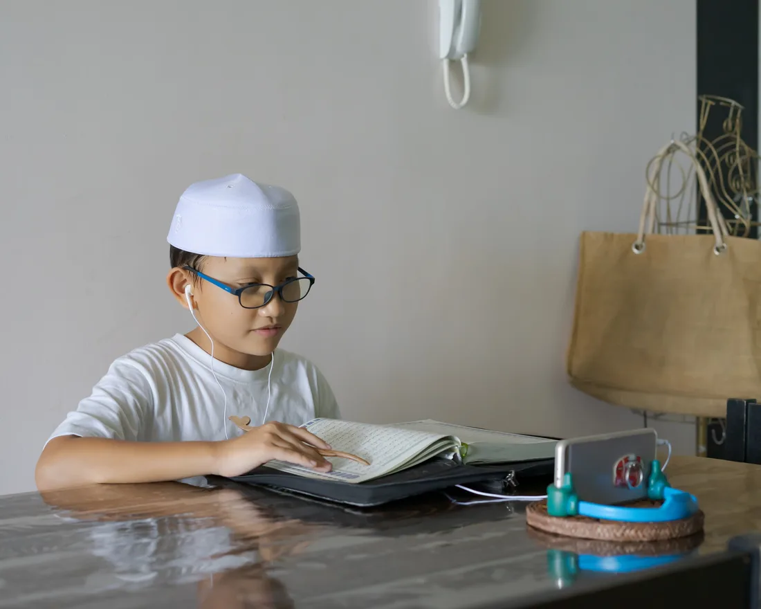 Santri Arabi belajar membaca Al-Quran secara online dengan fokus